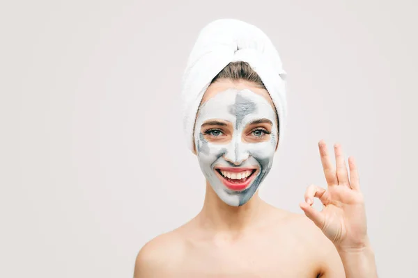 Mulher com máscara facial de barro — Fotografia de Stock