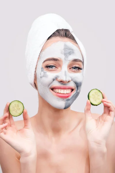 Wanita dengan Clay Mask dan mentimun — Stok Foto