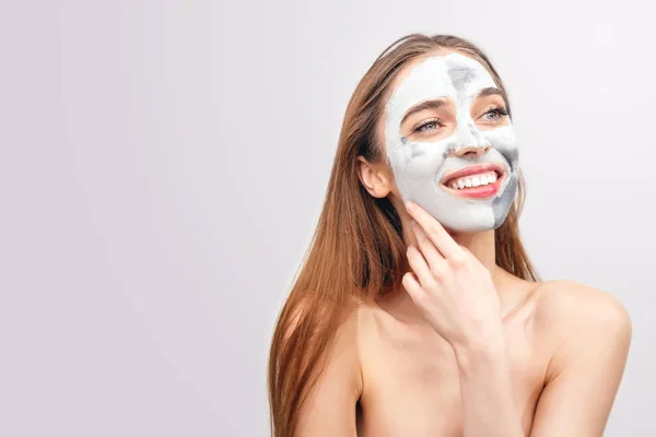 Wanita berambut panjang dengan Clay Mask — Stok Foto