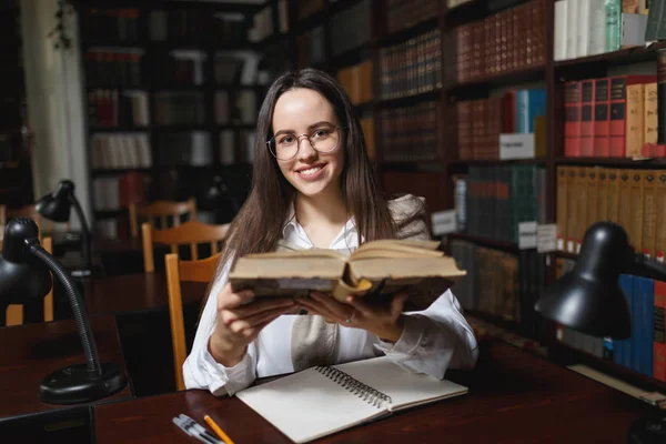 Studente donna che studia in biblioteca — Foto Stock