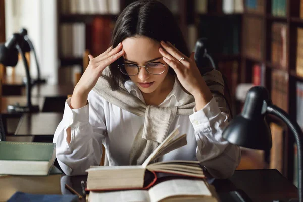 Estudiante chica apareciendo para los exámenes — Foto de Stock