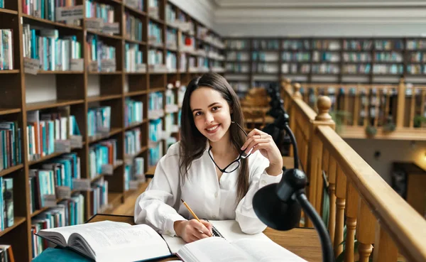 Universiteit meisje maken van aantekeningen — Stockfoto