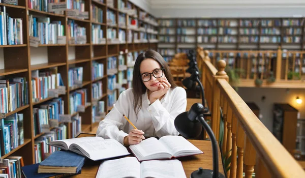 Estudante que estuda na biblioteca — Fotografia de Stock