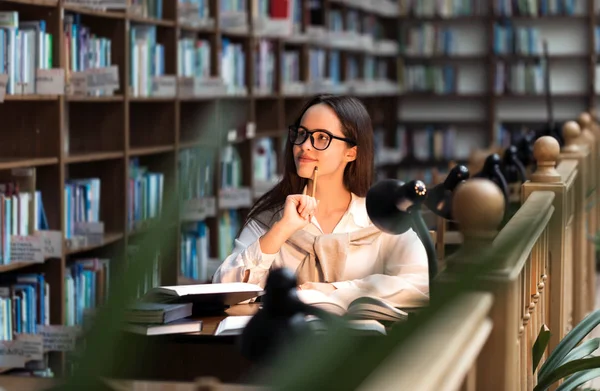 Жіноче студентське навчання в бібліотеці — стокове фото