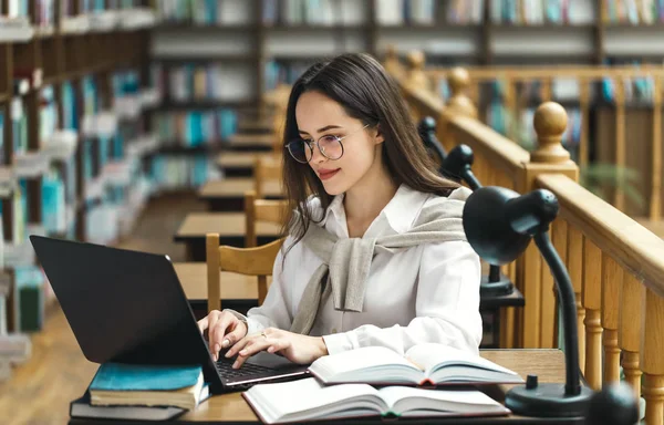 Studentessa con computer portatile e libri — Foto Stock