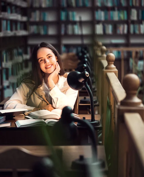 Menina estudando na biblioteca — Fotografia de Stock