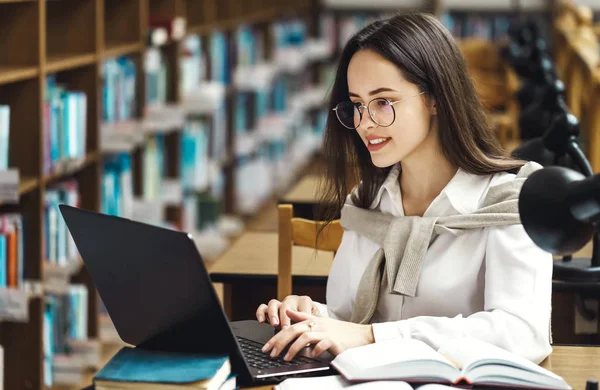 Menina estudando na biblioteca — Fotografia de Stock