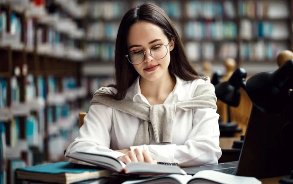 Meisje studeren aan de bibliotheek — Stockfoto