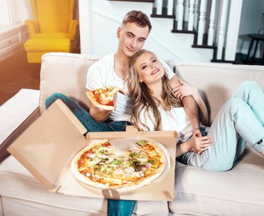 Çift pizza kanepe yemek