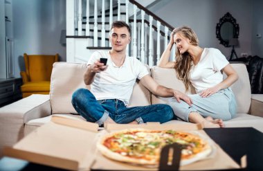 Çift pizza kanepe yemek