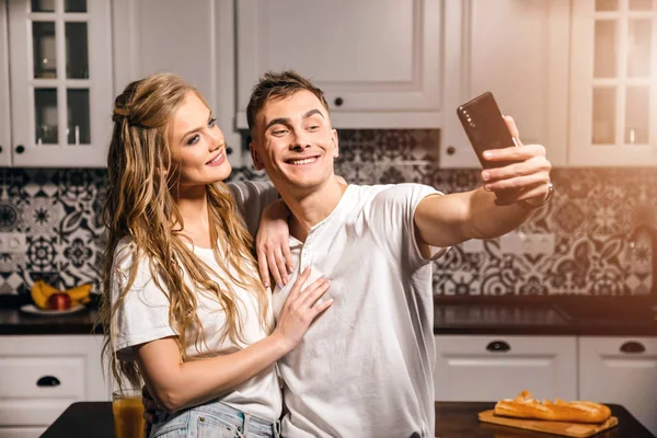 Romantik Çift alarak selfie — Stok fotoğraf