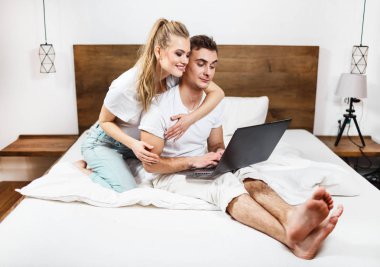 Battaniyenin altında döşeme Çift