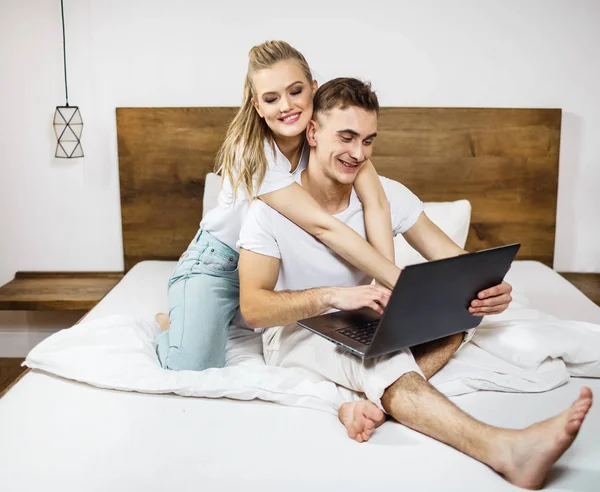 Yatağın içinde laptop Çift — Stok fotoğraf