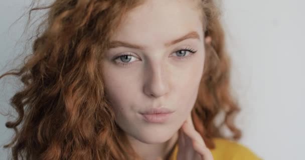 Porträtt av en vacker ung flicka med lockigt hår — Stockvideo