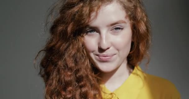 Портрет молодої дівчини сміється з камери — стокове відео