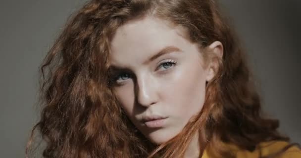 Mladá modelka s kudrnatými vlasy pózuje pro kamery — Stock video