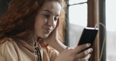 Güzel genç kız manifatura Smartphone üzerinden