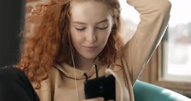 Belgili tanımlık Smartphone--dan çekici genç kız manifatura