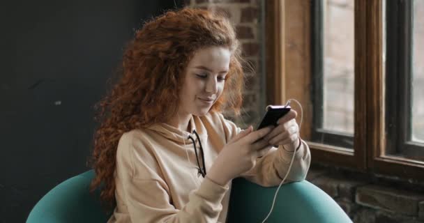 Chica Roja escuchando música — Vídeos de Stock