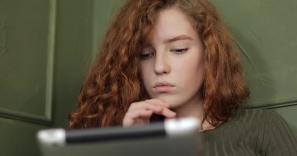 Primer plano Shot of Young Girl usando Tablet — Vídeos de Stock