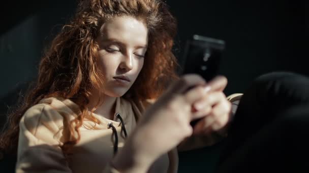 Досить молода дівчина веселяться при використанні смартфон — стокове відео