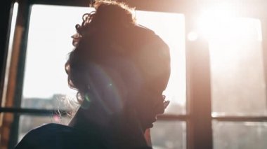 Güzel kız dans ederken müzik dinleme