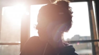 Ağır çekim kız dans kulaklıklar giyen süre 