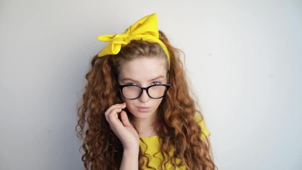 Όμορφη κοπέλα λαμβάνοντας τα γυαλιά μακριά Seductively, — Αρχείο Βίντεο