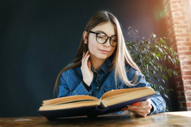 Öğrenci kız ödevini yapıyor