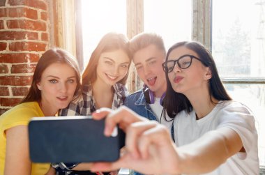 Öğrenciler selfie yapma