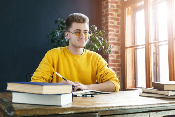 Estudando na classe de homem — Fotografia de Stock