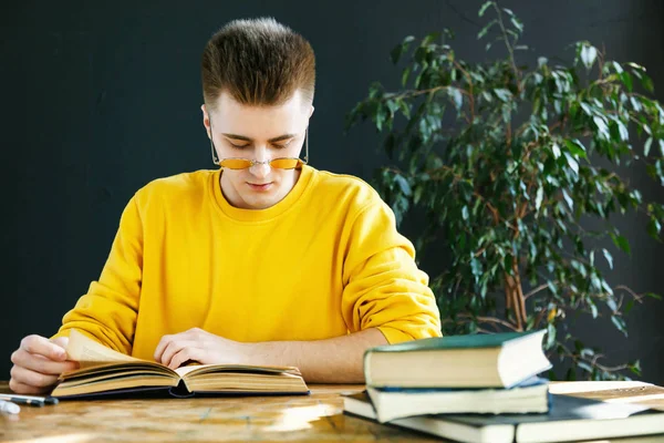 Estudiante haciendo su tarea —  Fotos de Stock