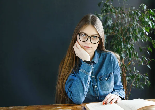 在课堂上学习的学生女孩 — 图库照片