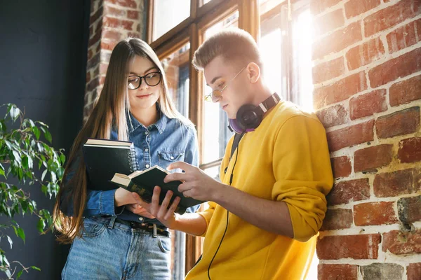 Studenten permanent samen — Stockfoto