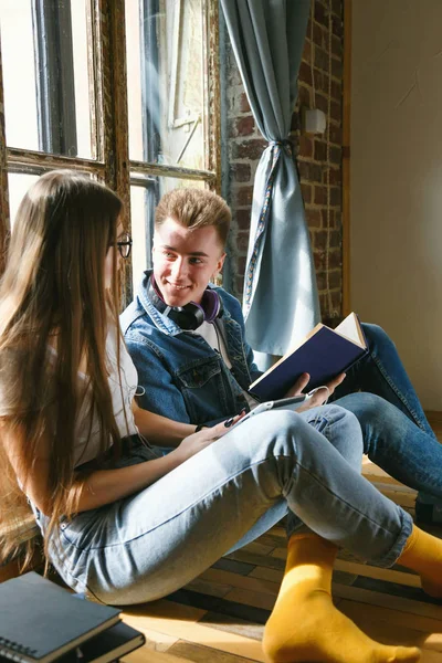 Studenten zitten met boeken — Stockfoto