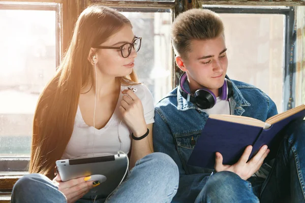 Studenten bespreken boek — Stockfoto