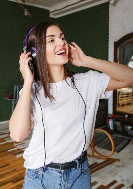 Kadın onun favori müzik keyfi