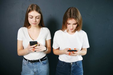 Akıllı telefonlar kullanan öğrenci kızlar