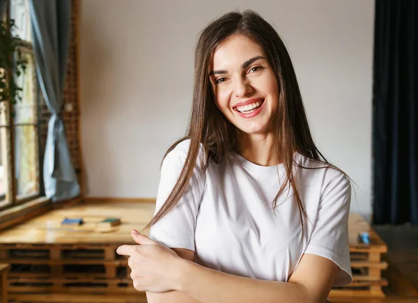 Mulher feliz sorrindo — Fotografia de Stock