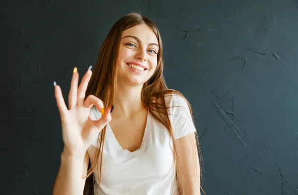 Mujer Mostrando Gesto ok — Foto de Stock