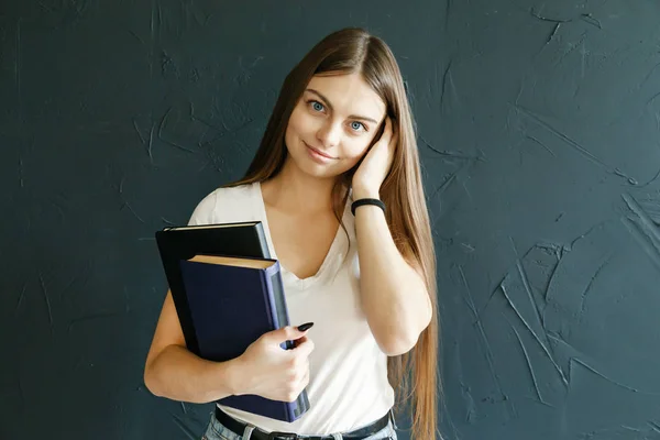 Kitap tutan öğrenci kızlar — Stok fotoğraf