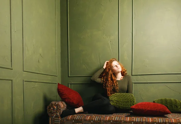 Kızıl saçlı kız kanepe rahatlatıcı — Stok fotoğraf