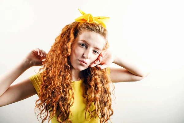 Chica jengibre con arco en la cabeza —  Fotos de Stock
