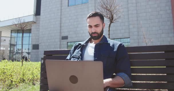 Homem trabalhando no laptop — Vídeo de Stock