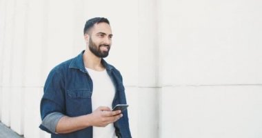 Akıllı telefon kullanarak.