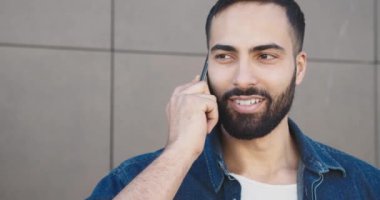 Akıllı telefonlu adama yaklaş.