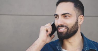 Akıllı telefonlu bir adam.