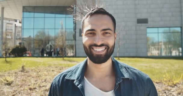 Retrato de hombre barbudo guapo — Vídeos de Stock