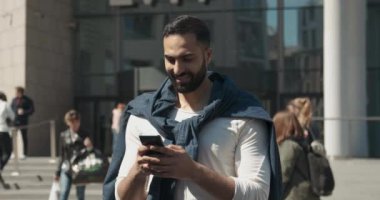 Akıllı telefon kullanarak.