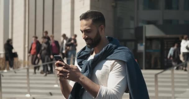 Skicka SMS med smartphone — Stockvideo